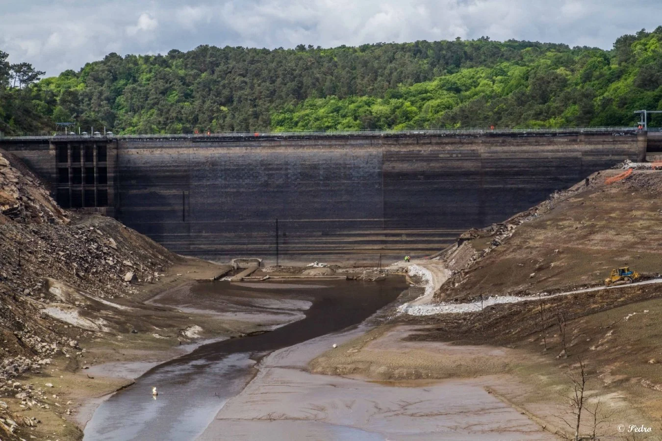 Anse-de-Guerlédan-le-barrage-45-m.jpg