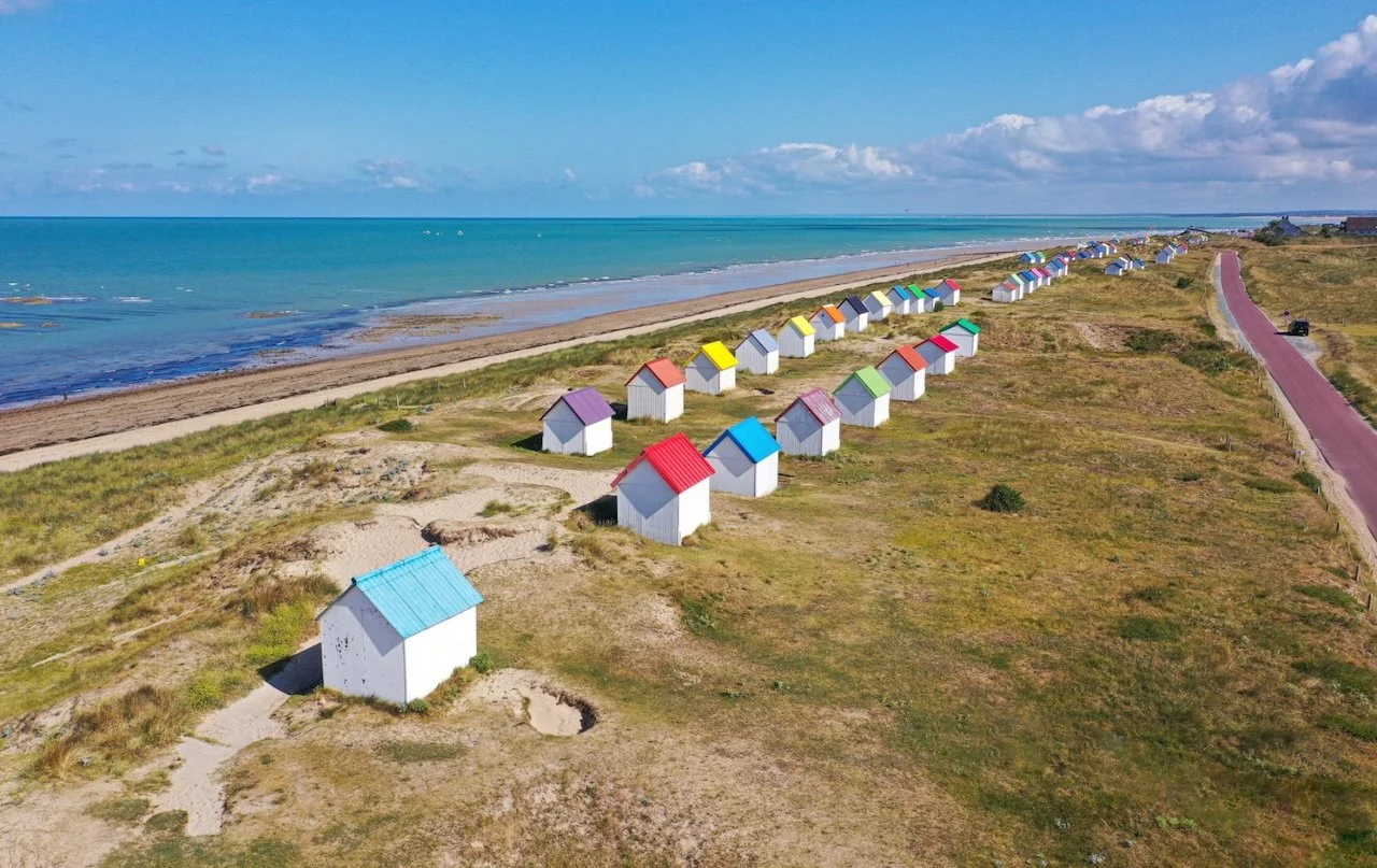 Cabanes-de-plage-a-Gouville-sur-Mer.jpg