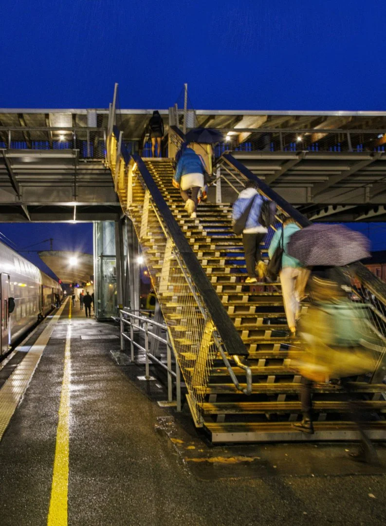 Escalier-passerelle-gare-de-Laval.jpg