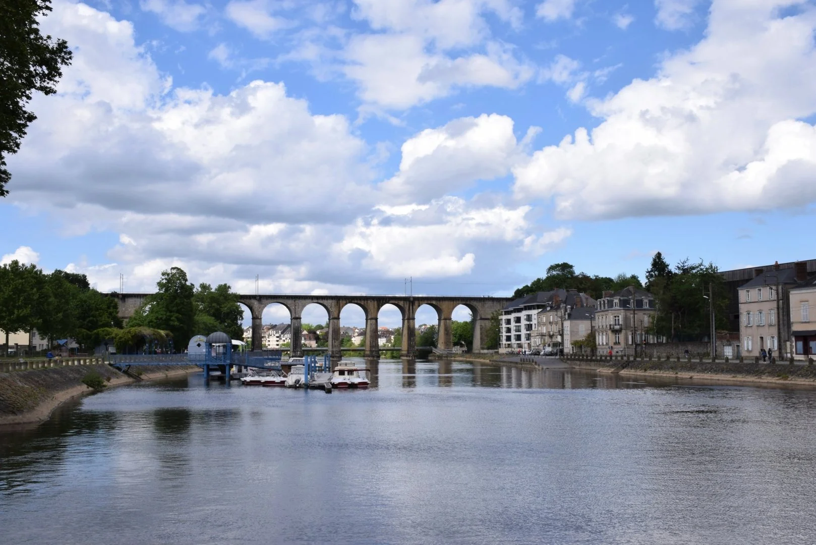 Rona-B.-Laval-La-halte-fluviale-et-le-viaduc.JPG