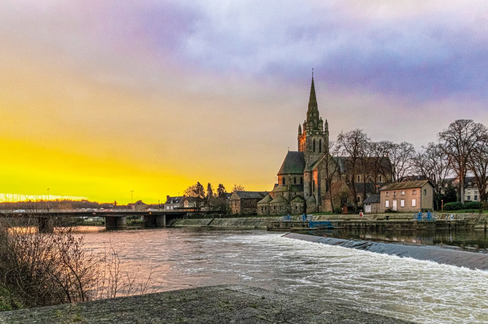Regis-Davy-Lever-du-jour-sur-la-Mayenne-et-la-cathedrale-dAvesnieres.jpg