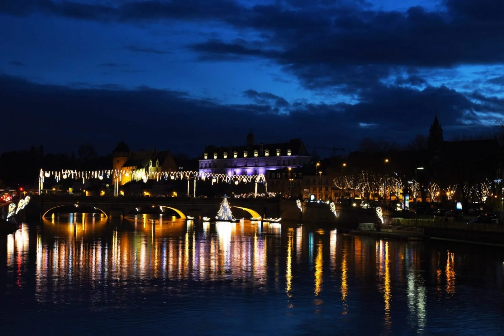 Laval-Illuminee.JPG