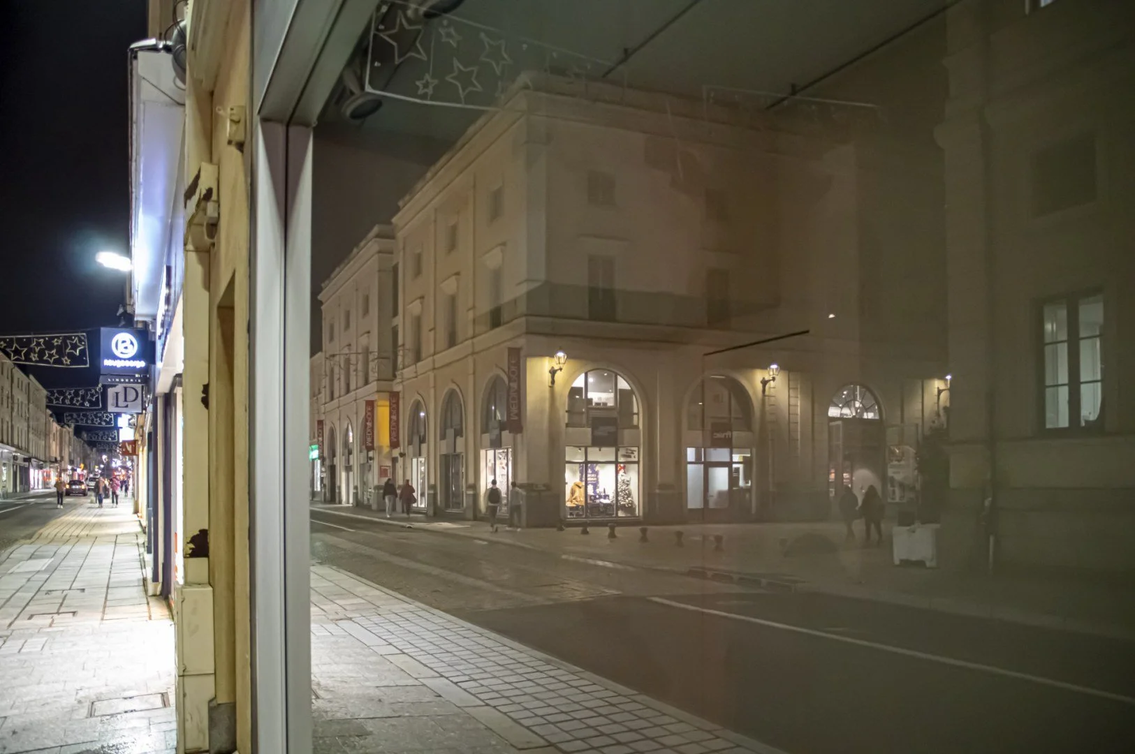 En-passant-par-la-rue-du-General-De-Gaulle-a-Laval.jpg