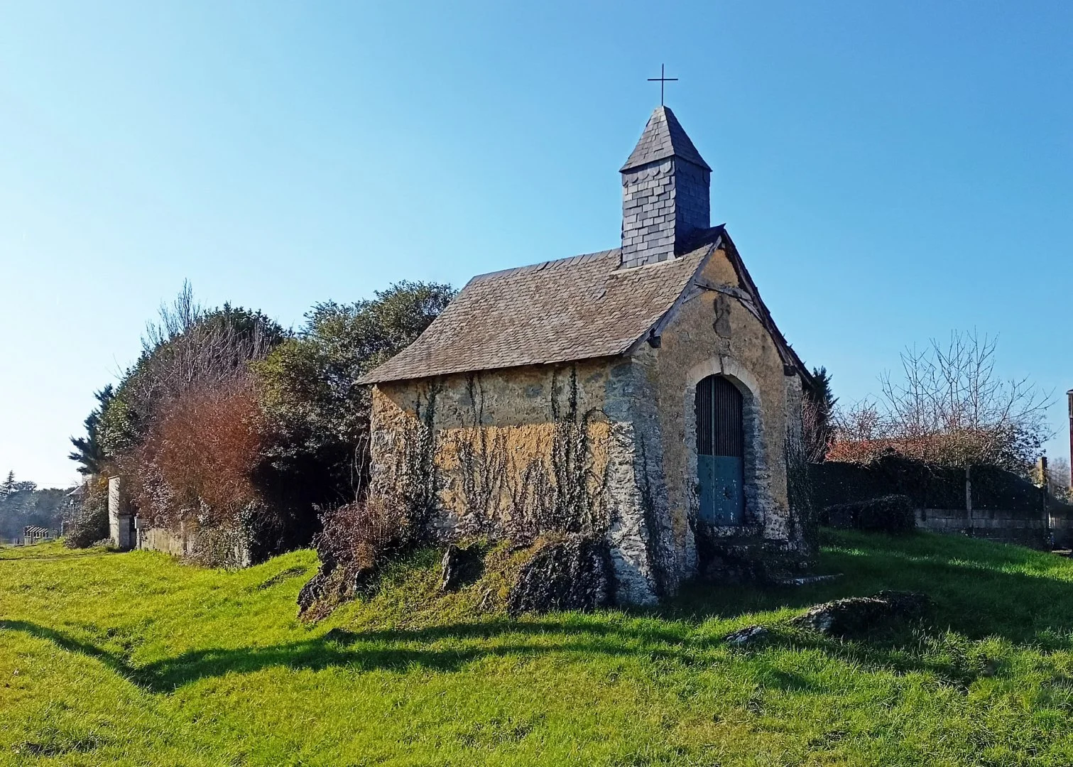 La-chapelle-en-pleine-zone-industrielle.jpg