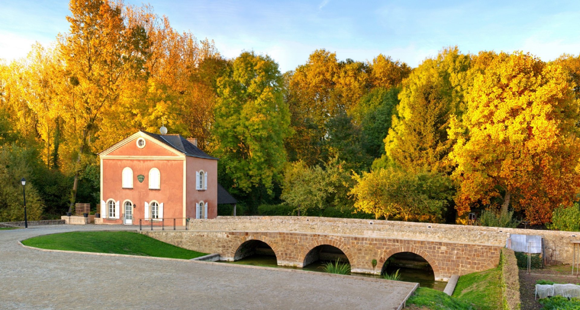 Automne-sur-la-place-du-Douet.jpg