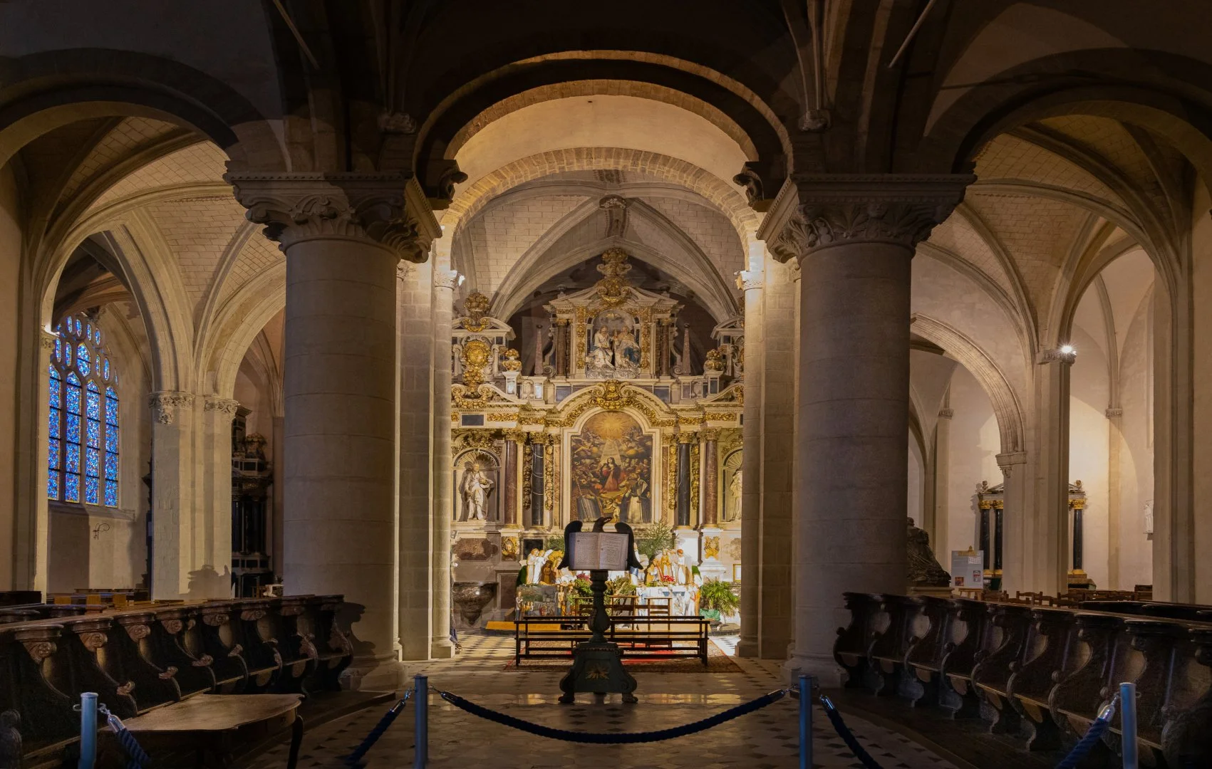 cathedrale-de-la-sainte-trinite-de-laval.jpg