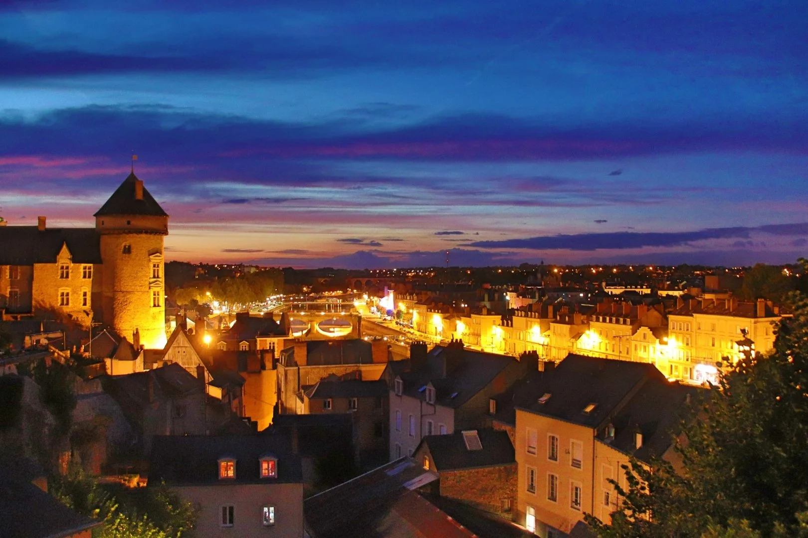 Laval-by-night.jpg
