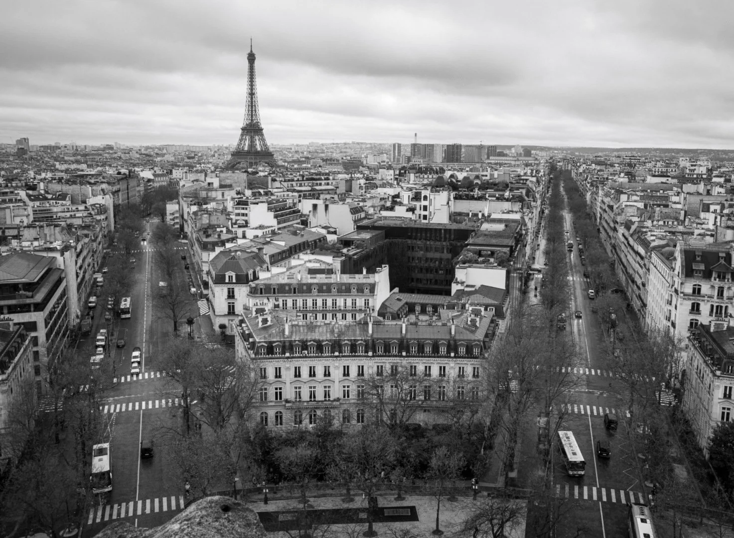 Tour-Eiffel-entre-Champs-Elysees.jpg