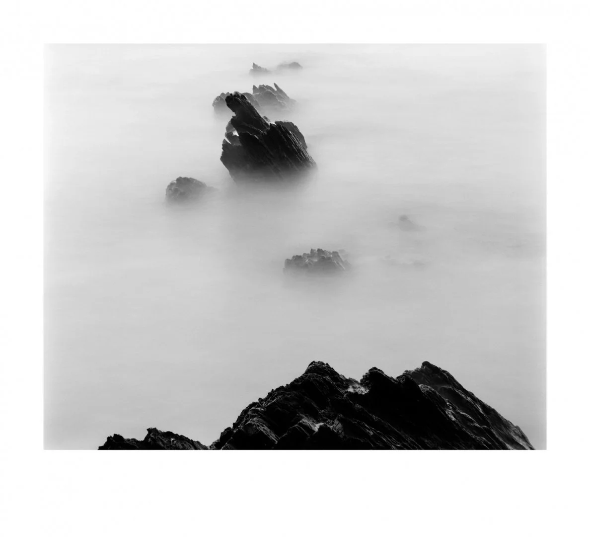 Pointes-rocheuses-sur-lit-de-brume-océanique-nocturne.jpg