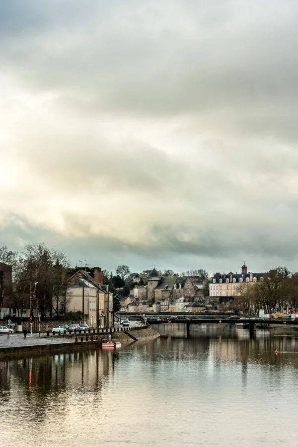 Laval-sous-la-tourmante.jpg