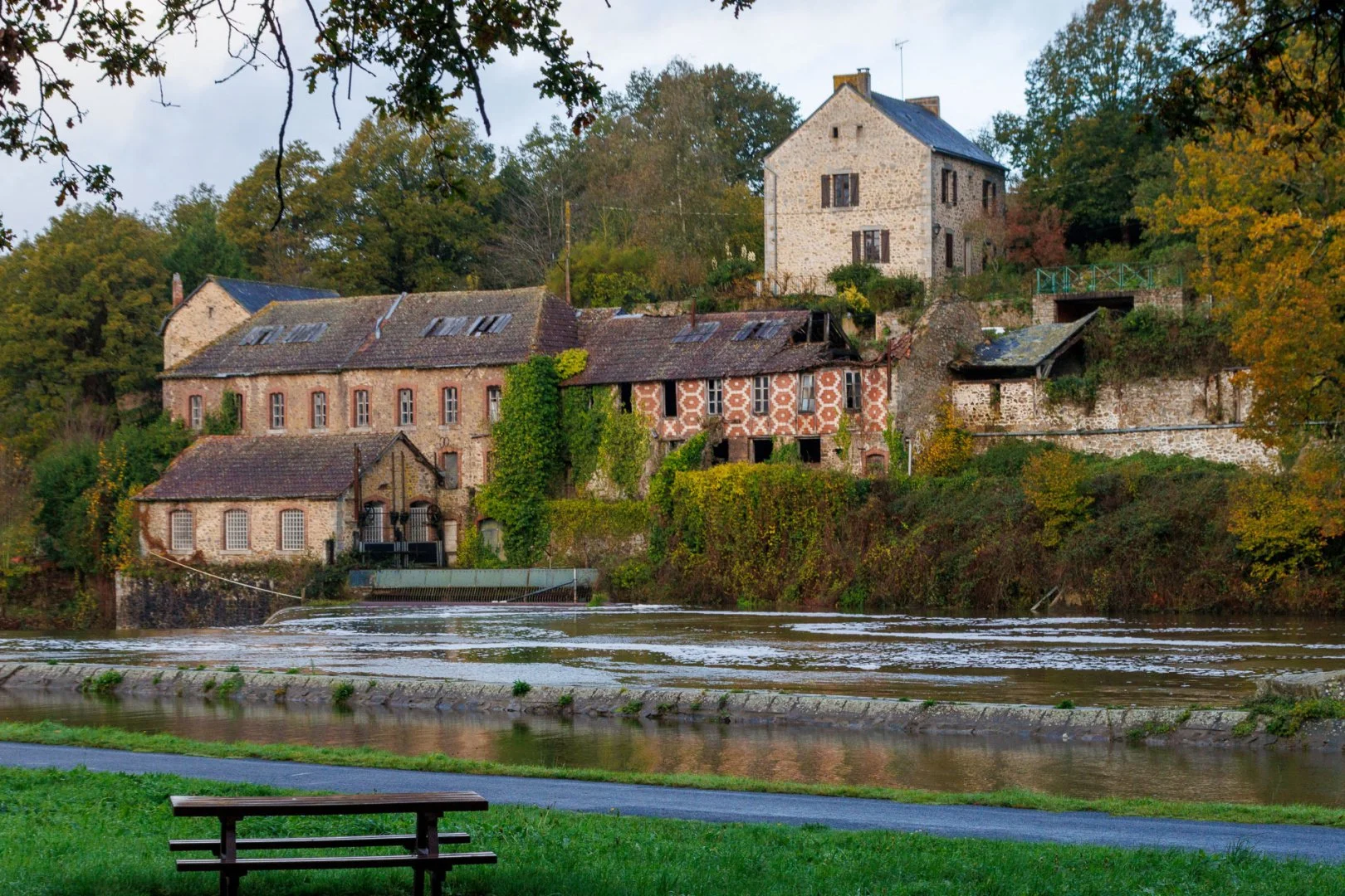 Ancienne-usine-de-neo-metallurgie-a-Rochefort.jpg