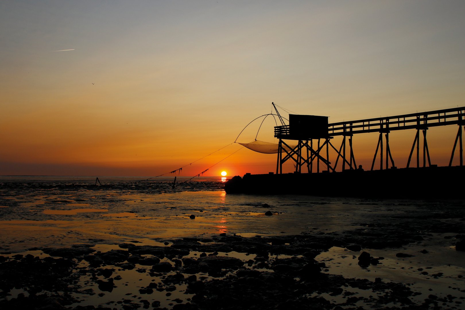 Gilles-P-expo-1-coucher-de-soleil-sur-les-carrelets-aux-Moutiers_tirage.jpg