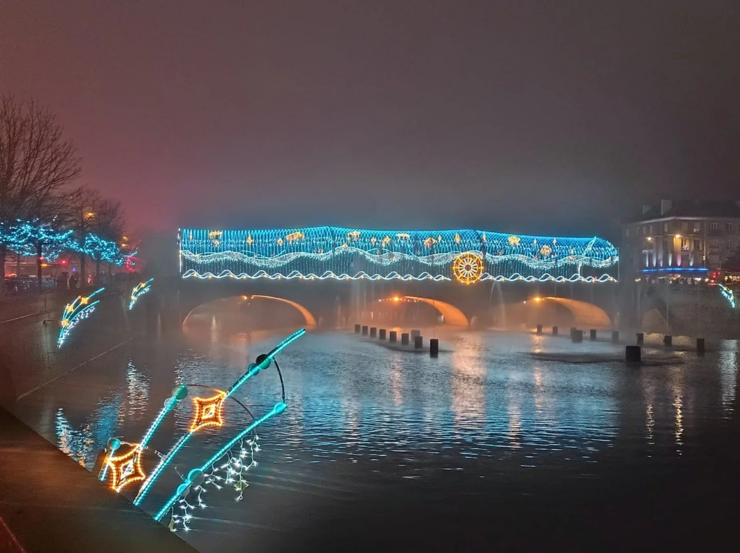 Pont-illumine-Laval.jpg