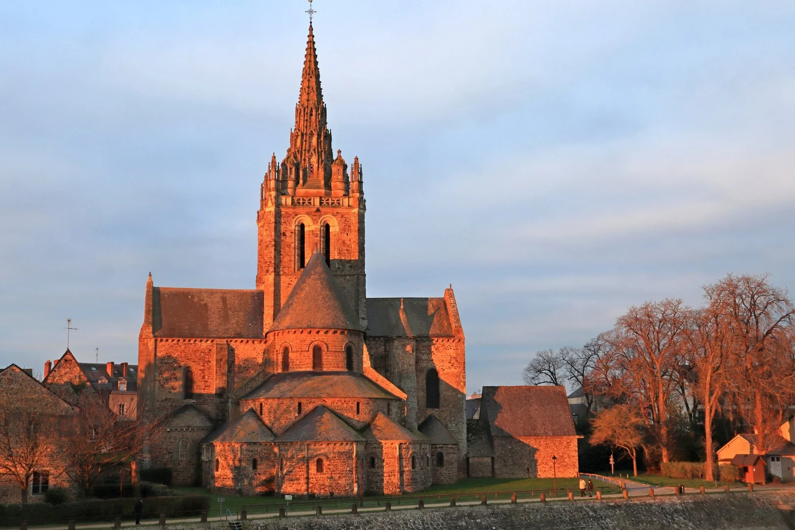 Basilique-dAvesnieres.jpg