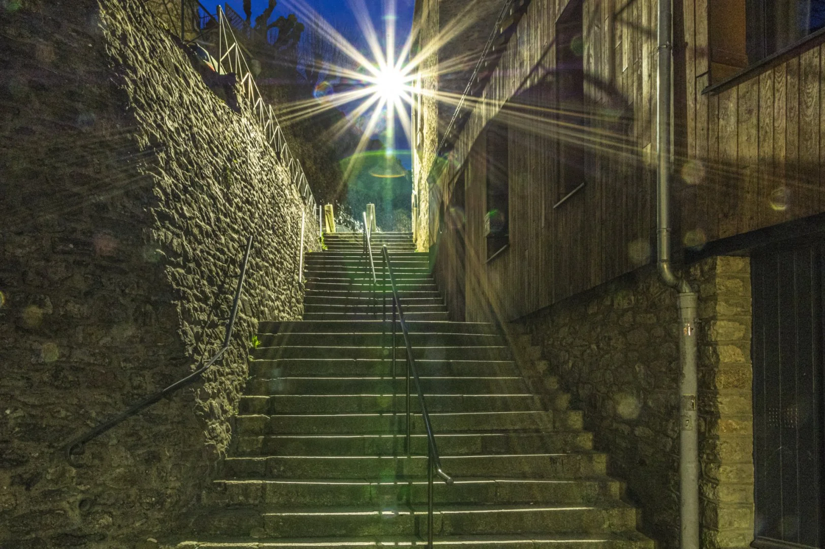 Un-escalier-dans-la-soiree-a-Laval.jpg