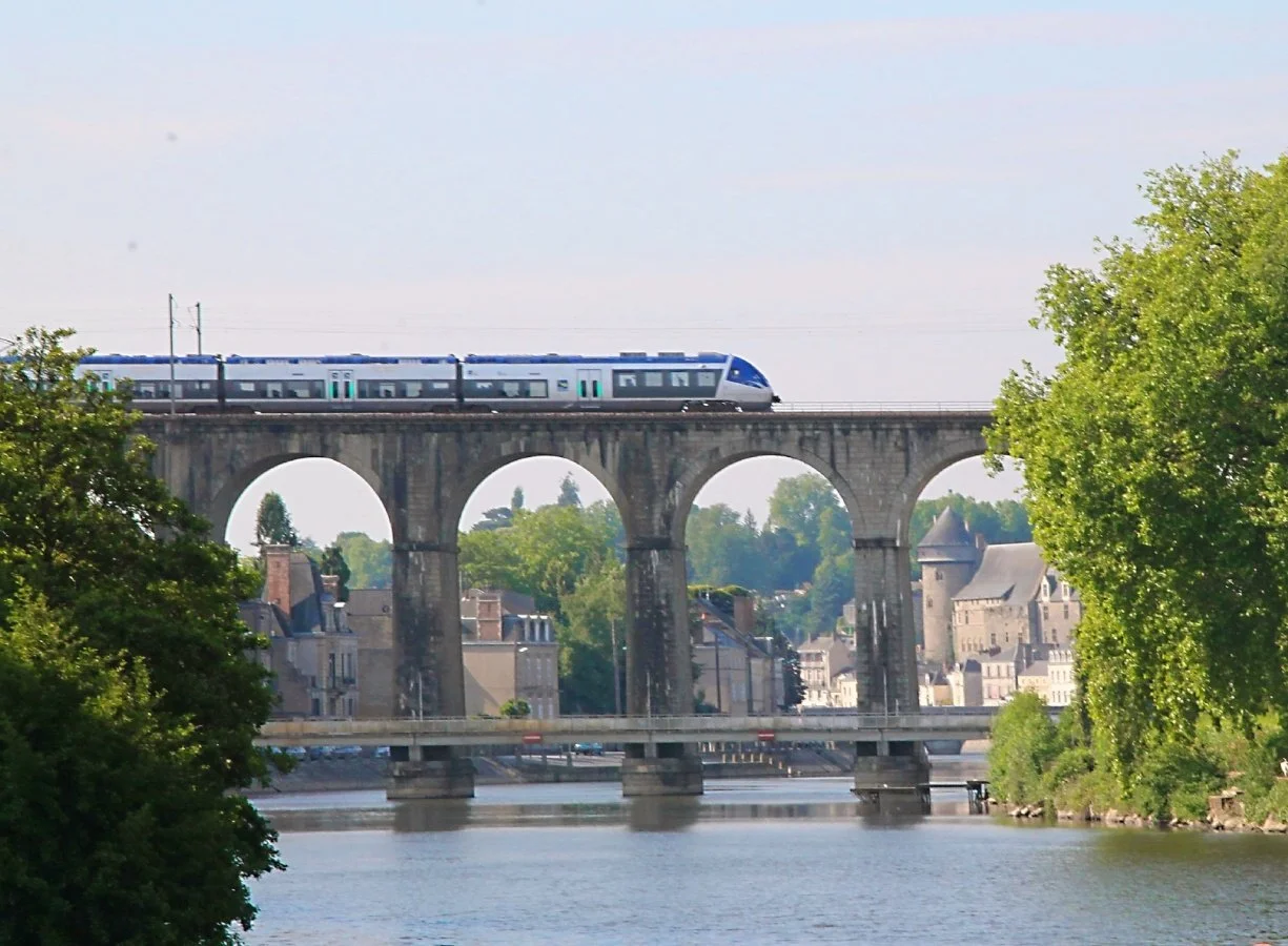 Chateau-de-Laval-avec-la-vue-du-Viaduc-et-tgv_w.jpg