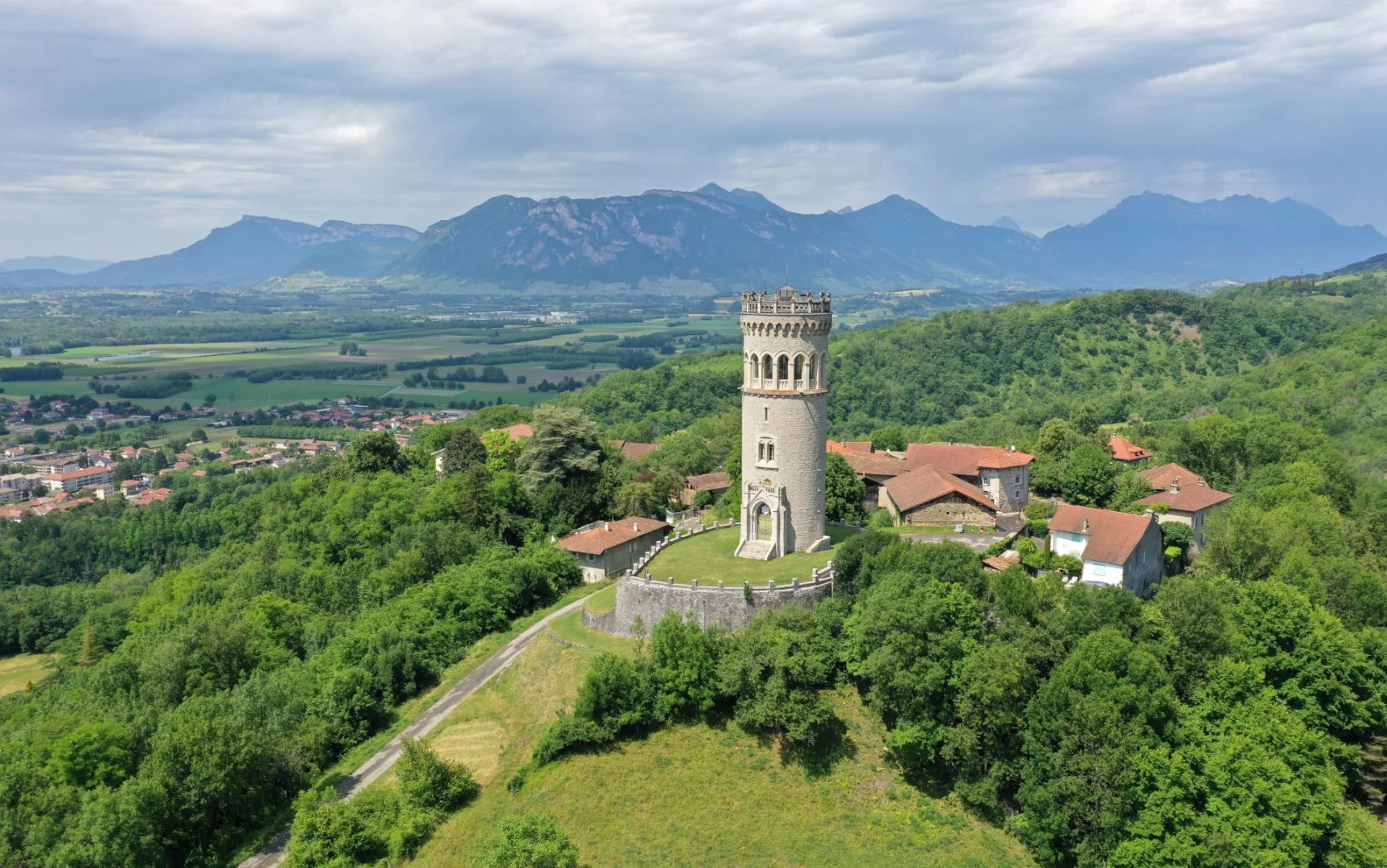 La-tour-dAvallon-a-Pontchara-.jpg