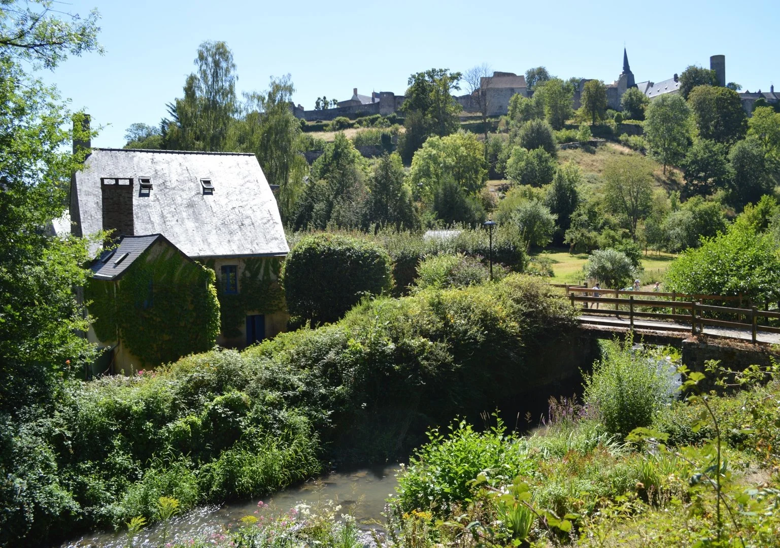 Paysage-Sainte-Suzanne.JPG