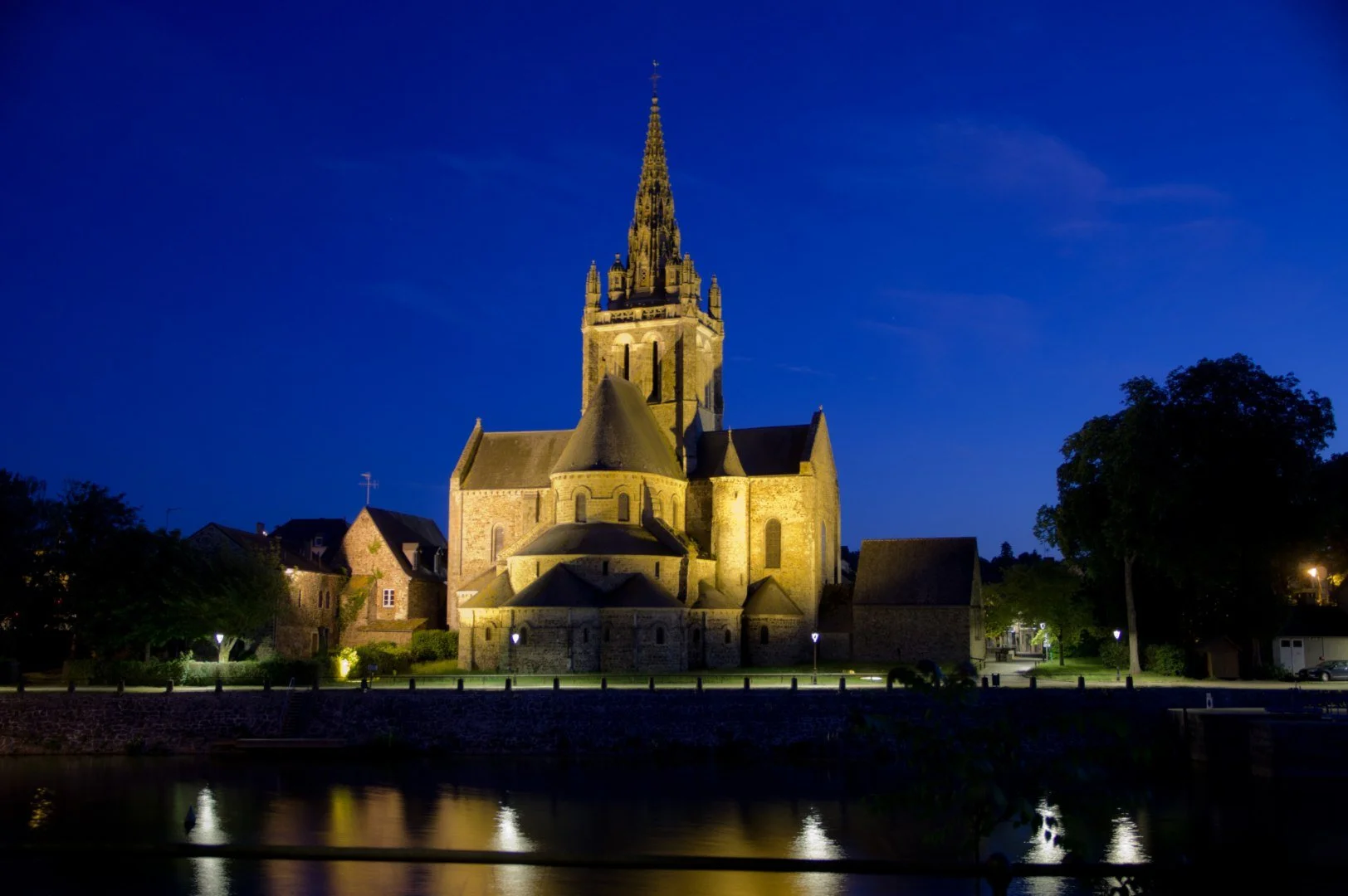 Basilique-dAvesnieres-A2B3C2.jpg