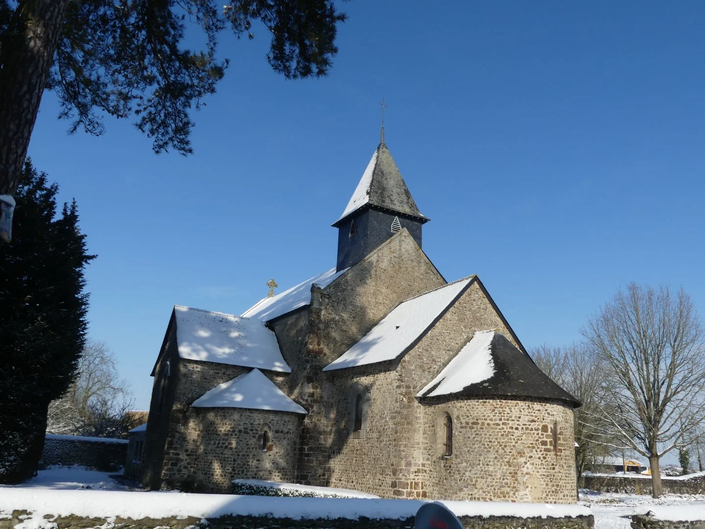 LEglise-de-Grenoux-sous-la-Neige.JPG