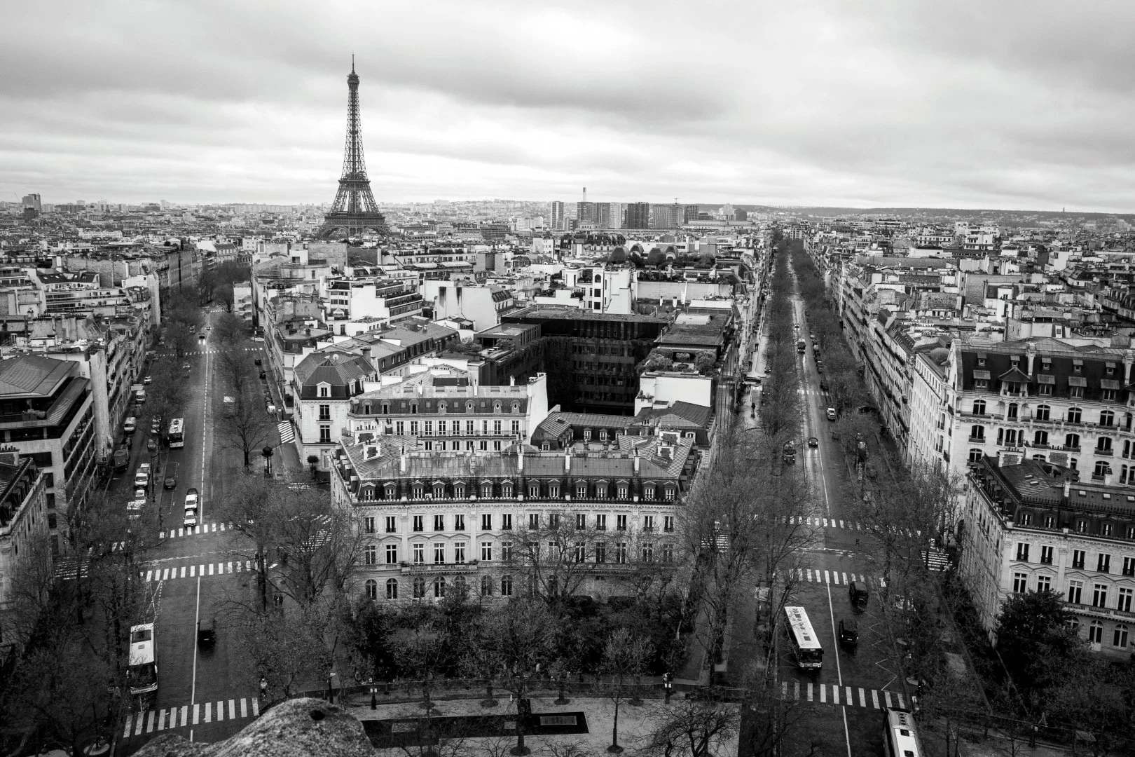 Agathe-Lemer-Tour-Eiffel-entre-Champs-Elysees.jpg