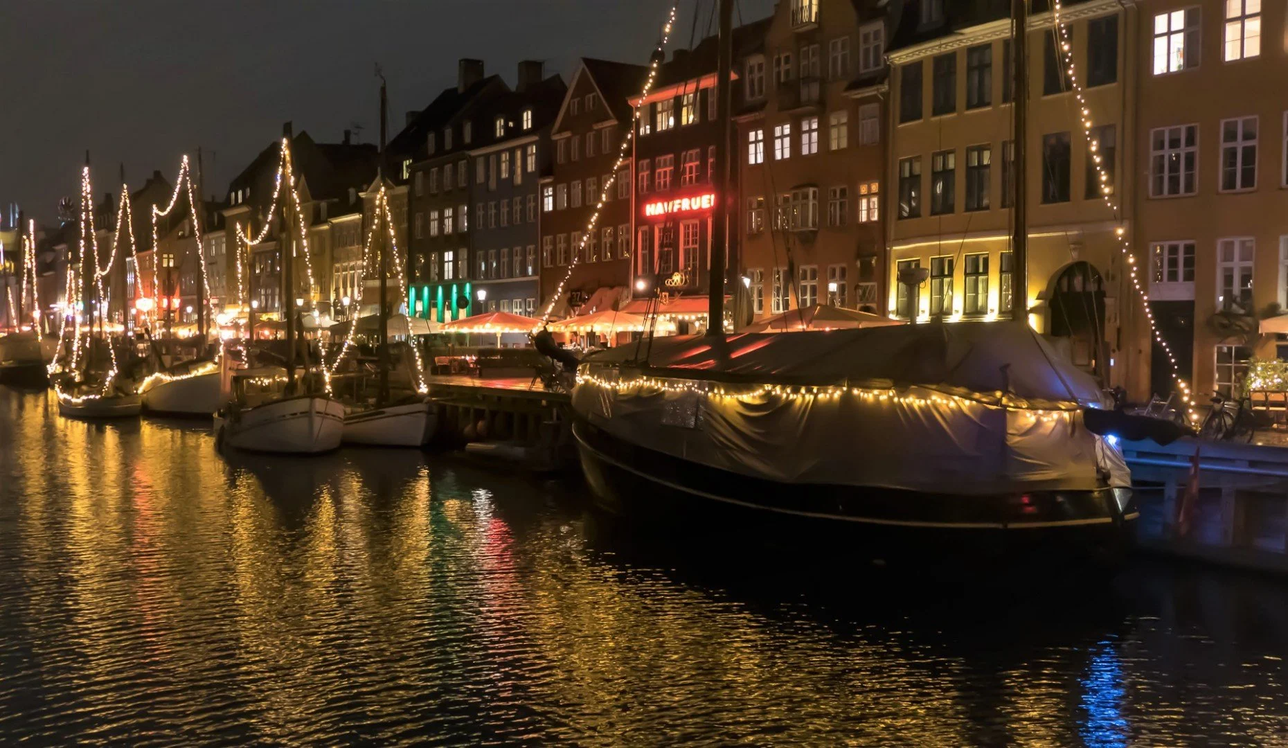 Reflets-sur-Nyhavn-à-Copenhague.jpg