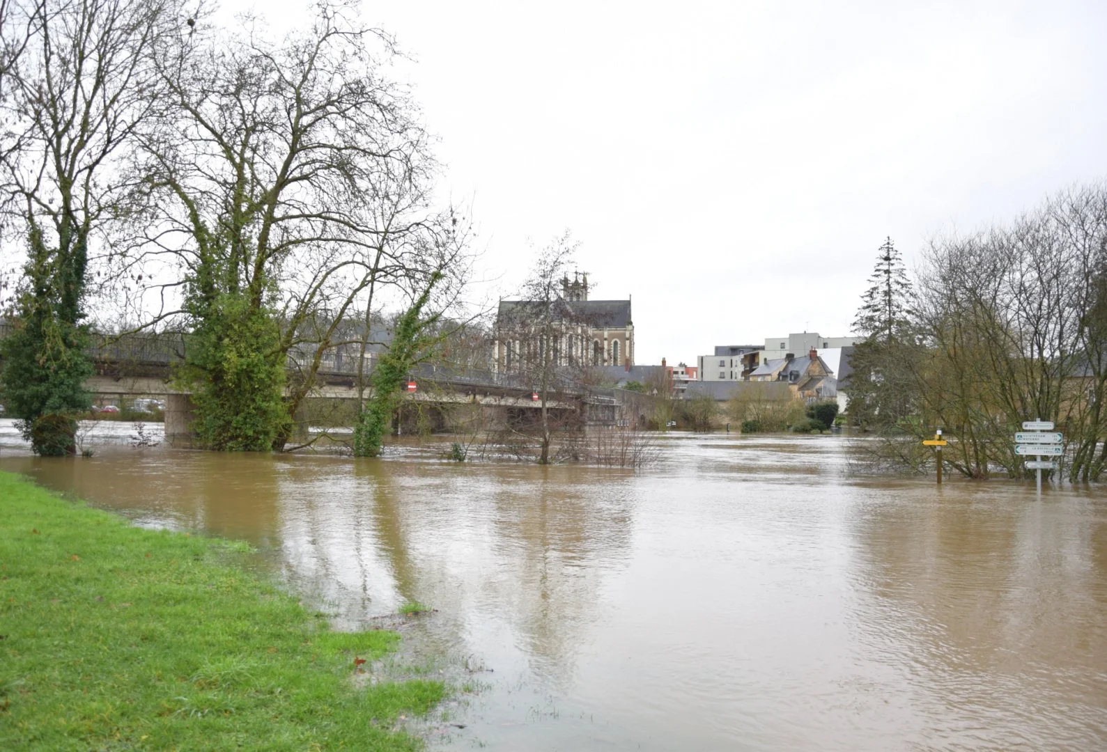 Disparition-du-chemin-de-halage-a-Change.jpg