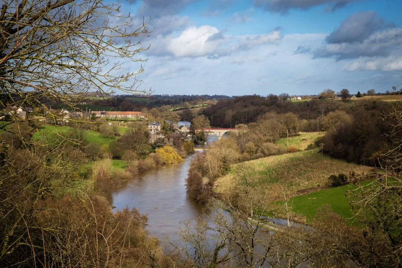 Vallée-de-la-Mayenne-à-Rochefort.jpg