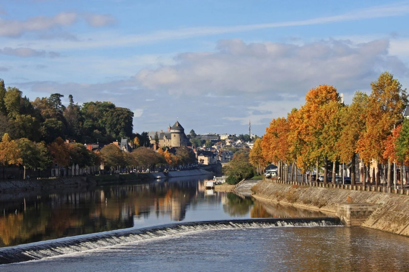 Le-chateau-et-la-Mayenne-en-automne.jpg