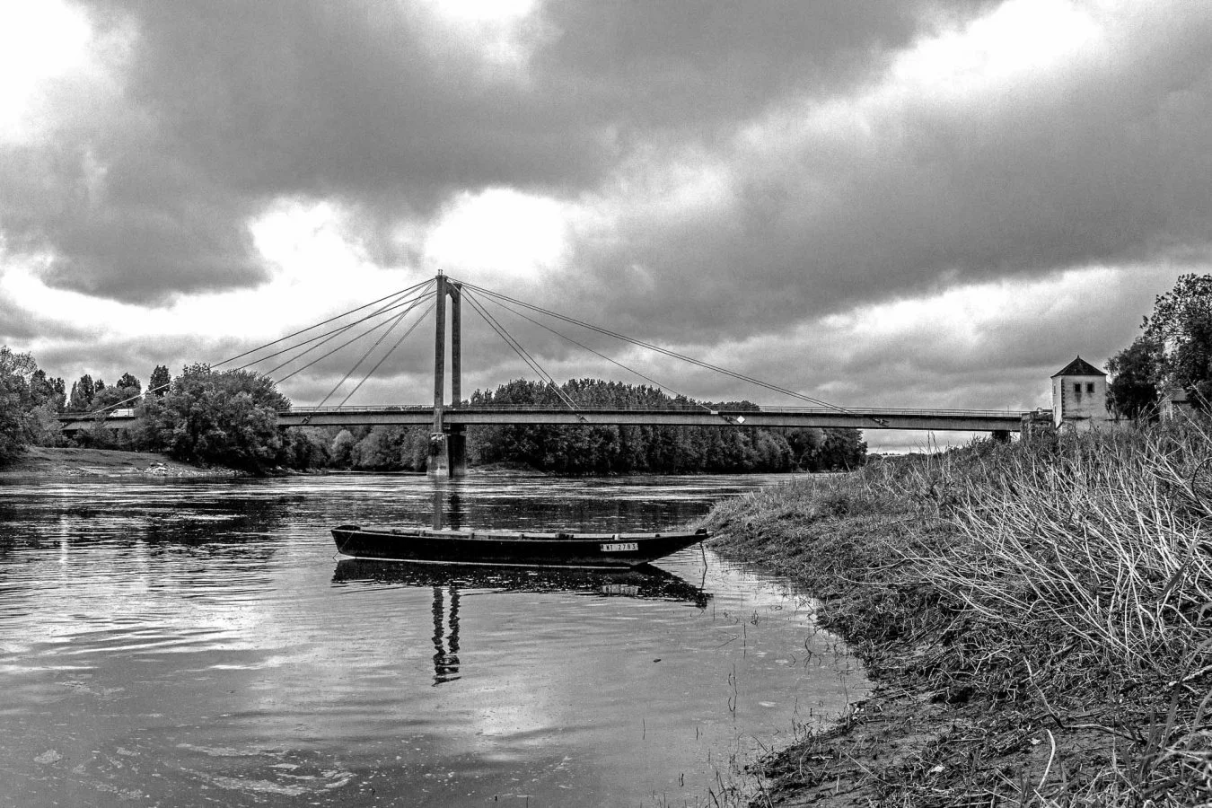 Menace-sur-un-fleuve-tranquille.jpg
