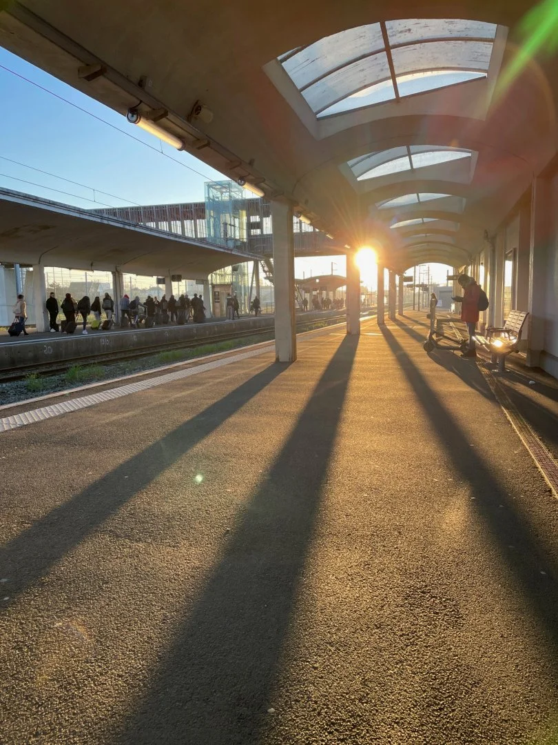 En-attendant-le-train.jpg