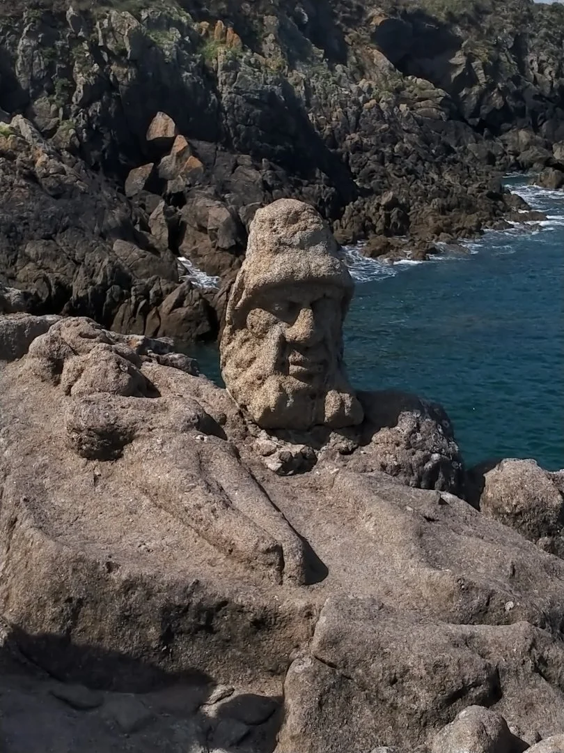 Sculptures-sur-les-rochers.jpg