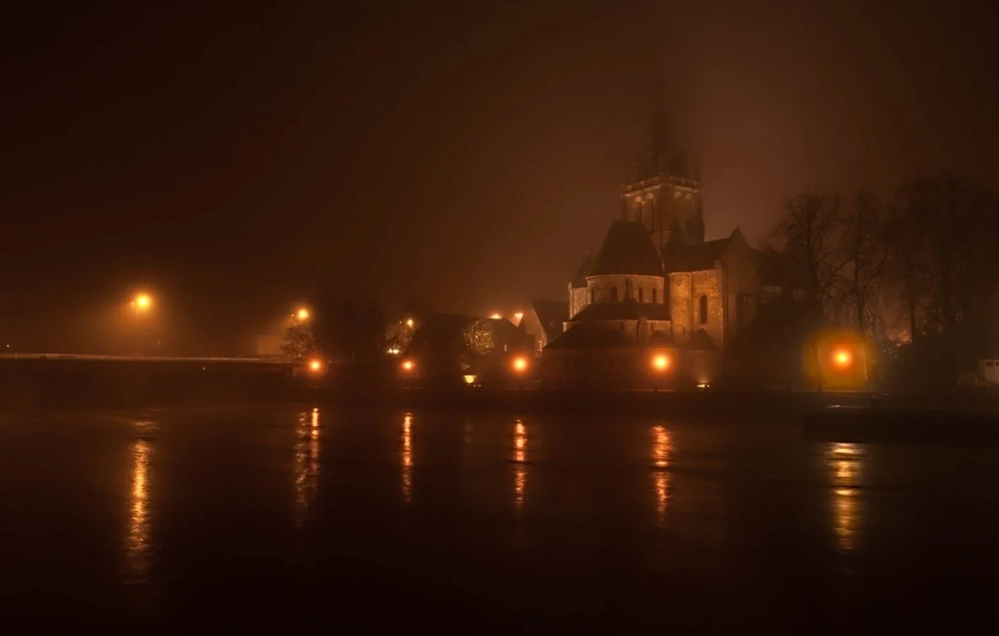 Avesnières-dans-le-brouillard.jpg