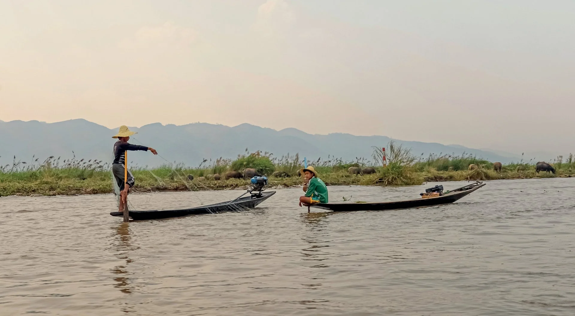 Suzon-et-Dany-Pêcheurs-sur-le-lac-Inle-Pose-de-Filets-60x33.jpg