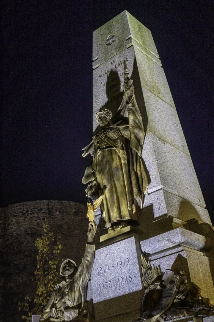 Monument-aux-morts-sous-les-etoiles.jpg