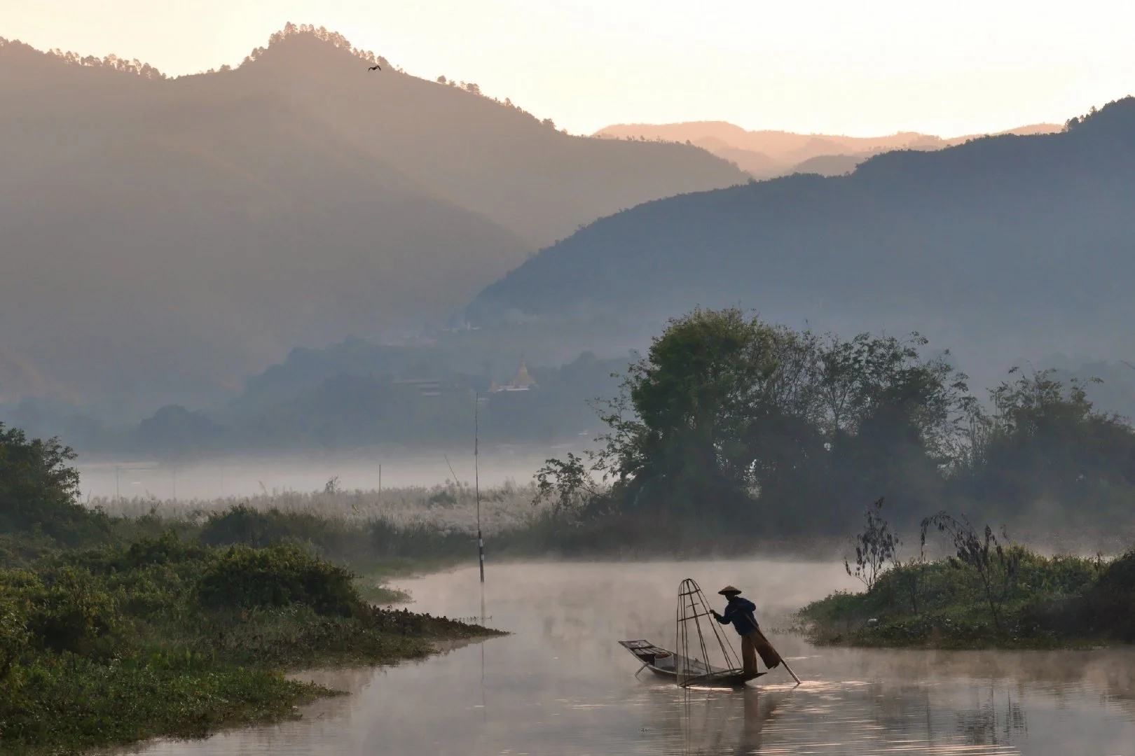 Aube-sur-le-lac-Inle.jpg