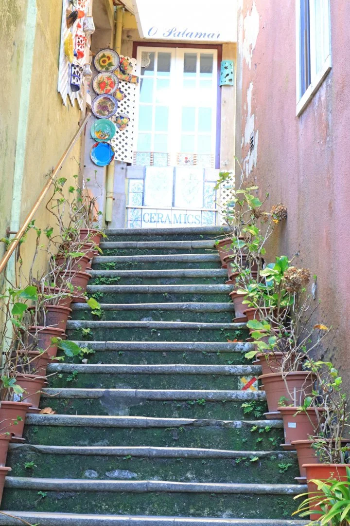 Escalier-dans-une-rue-au-Portugal.jpg