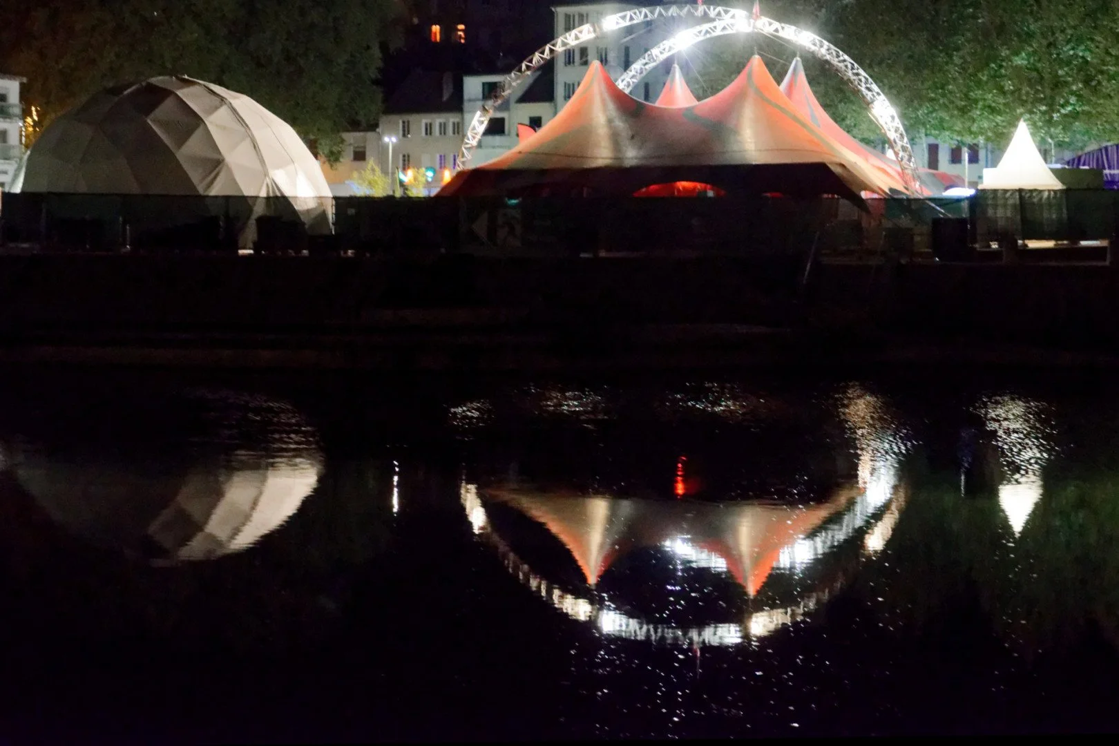 Magic-Miror-se-Mire-dans-la-Mayenne.jpg