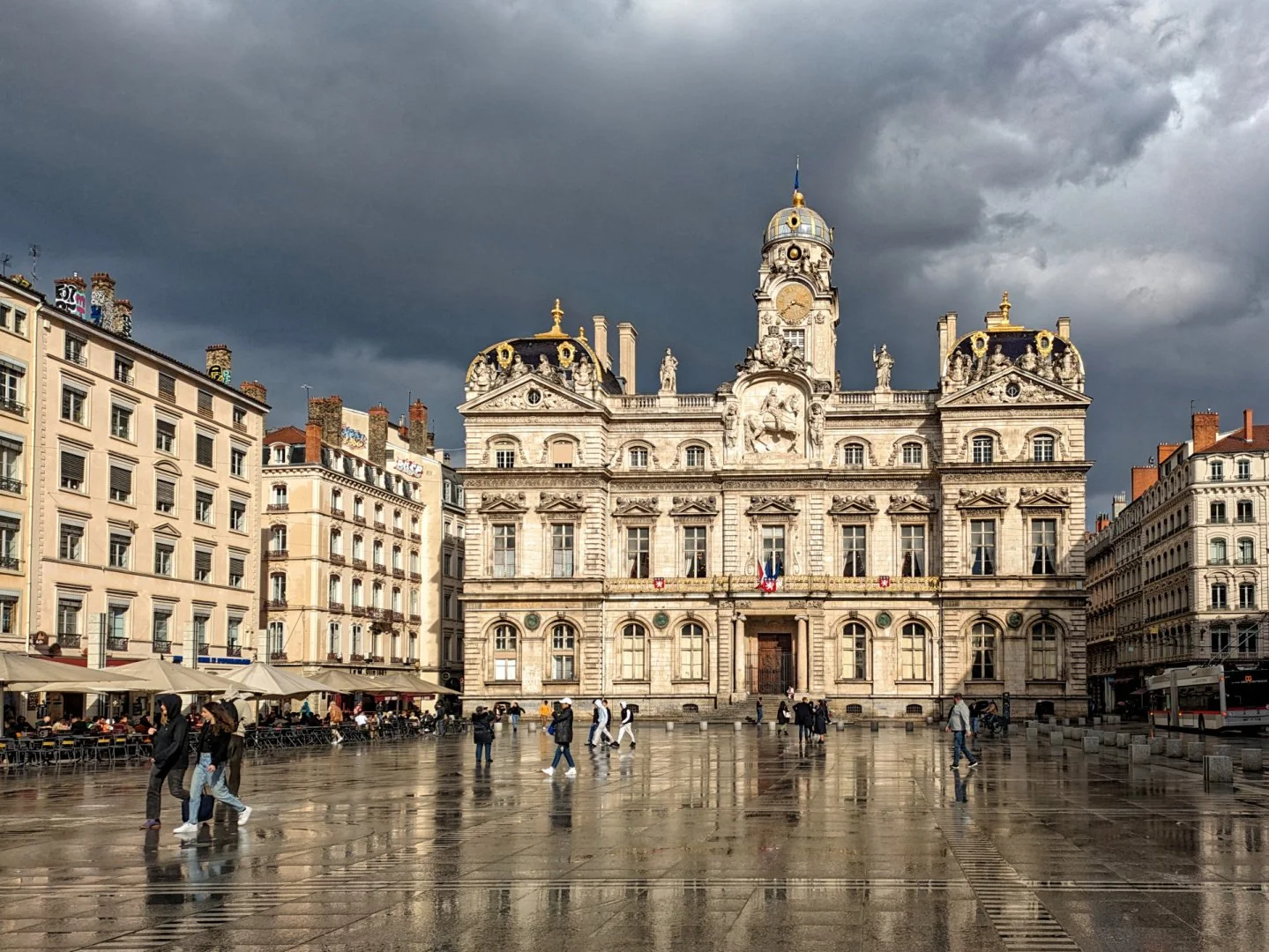 Ciel-dorage-sur-la-Place-des-Terreaux.jpg
