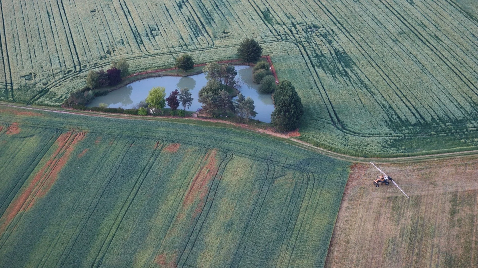 Prise-de-hauteur-sur-l’exploitation-agricole….JPG