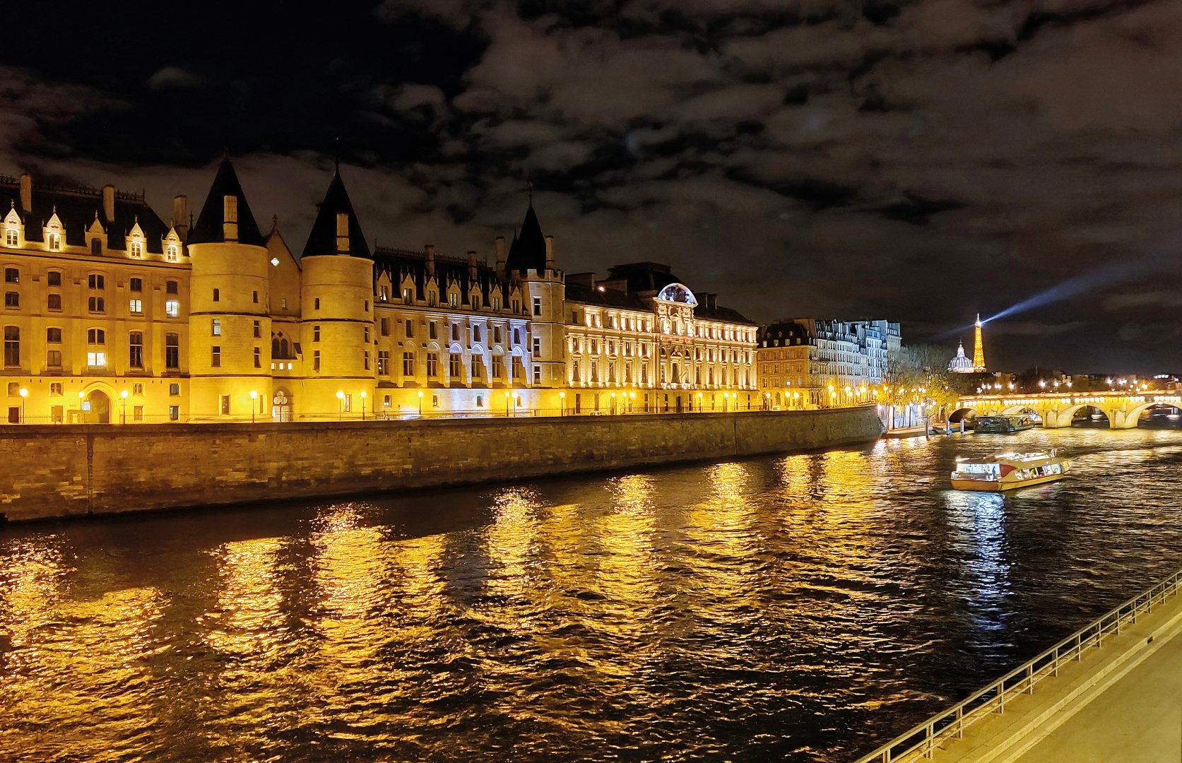 Nelly-B-expo-1-Paris-by-night_tirage.jpg