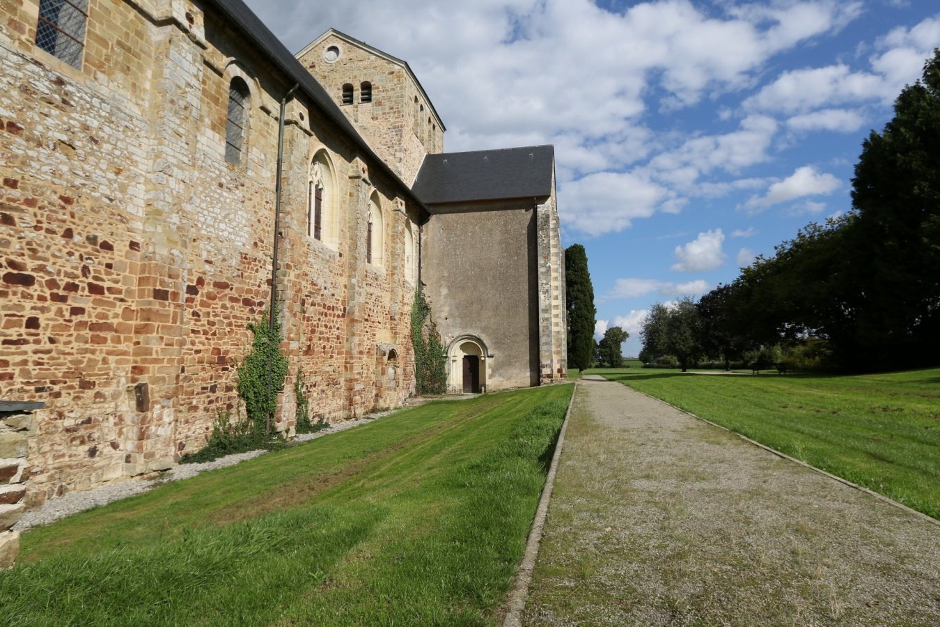 abbaye-de-la-Roe.jpg