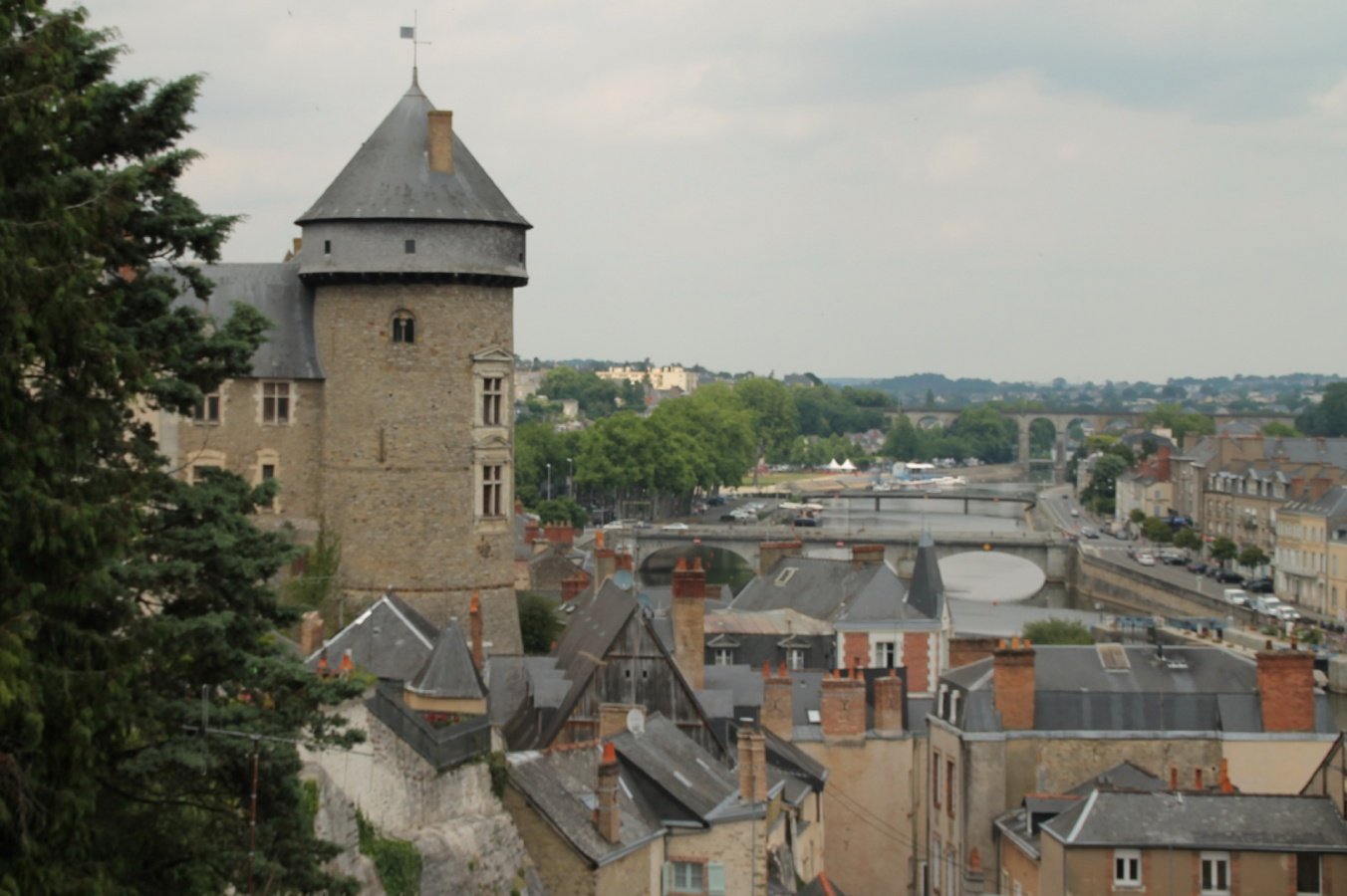Laval-vue-densemble_w.jpg