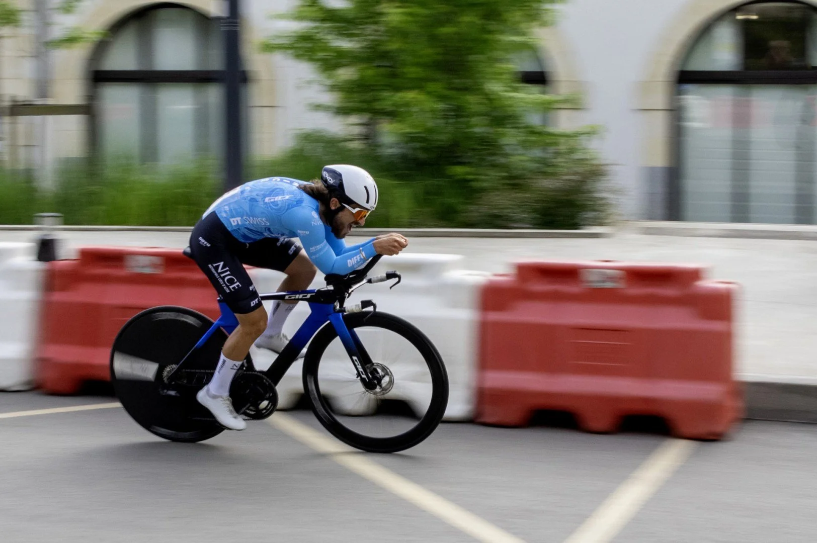 Un-coureur-cycliste-en-plein-effort.jpg