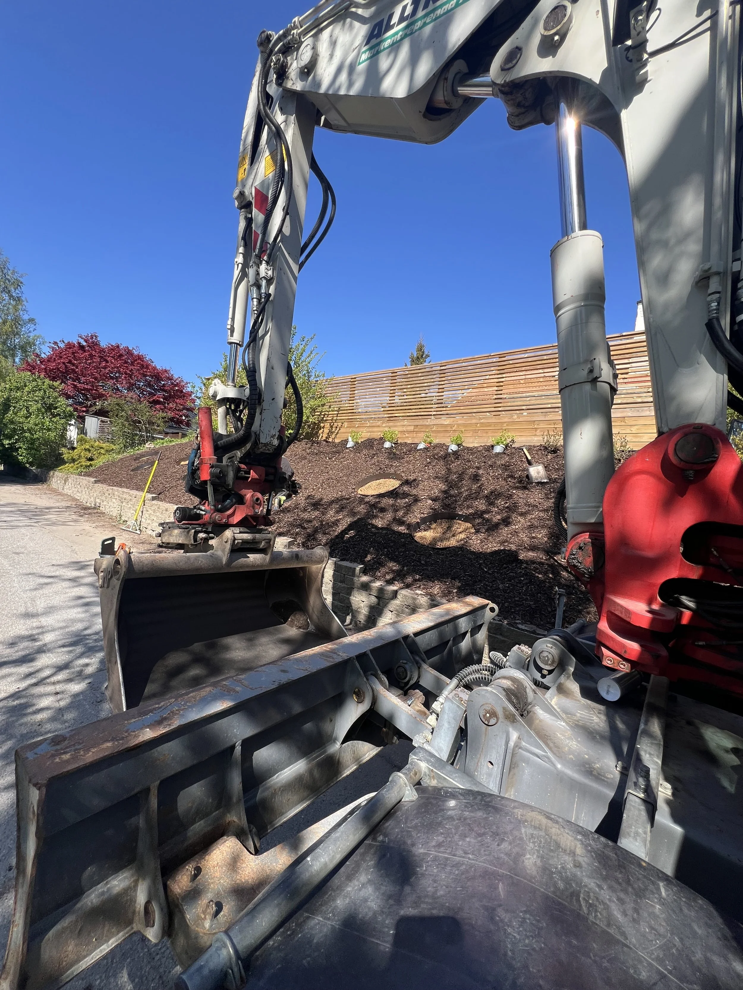 Grävmaskin Gure Garden markentreprenadhjälp Täby slänt trädgård ogräs.jpeg