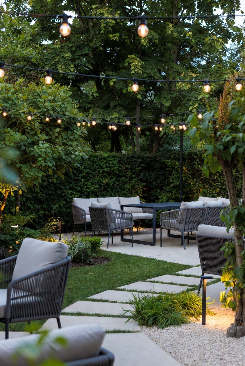 Gång plattor uteplats rumskänsla belysning guregarden täby.jpeg