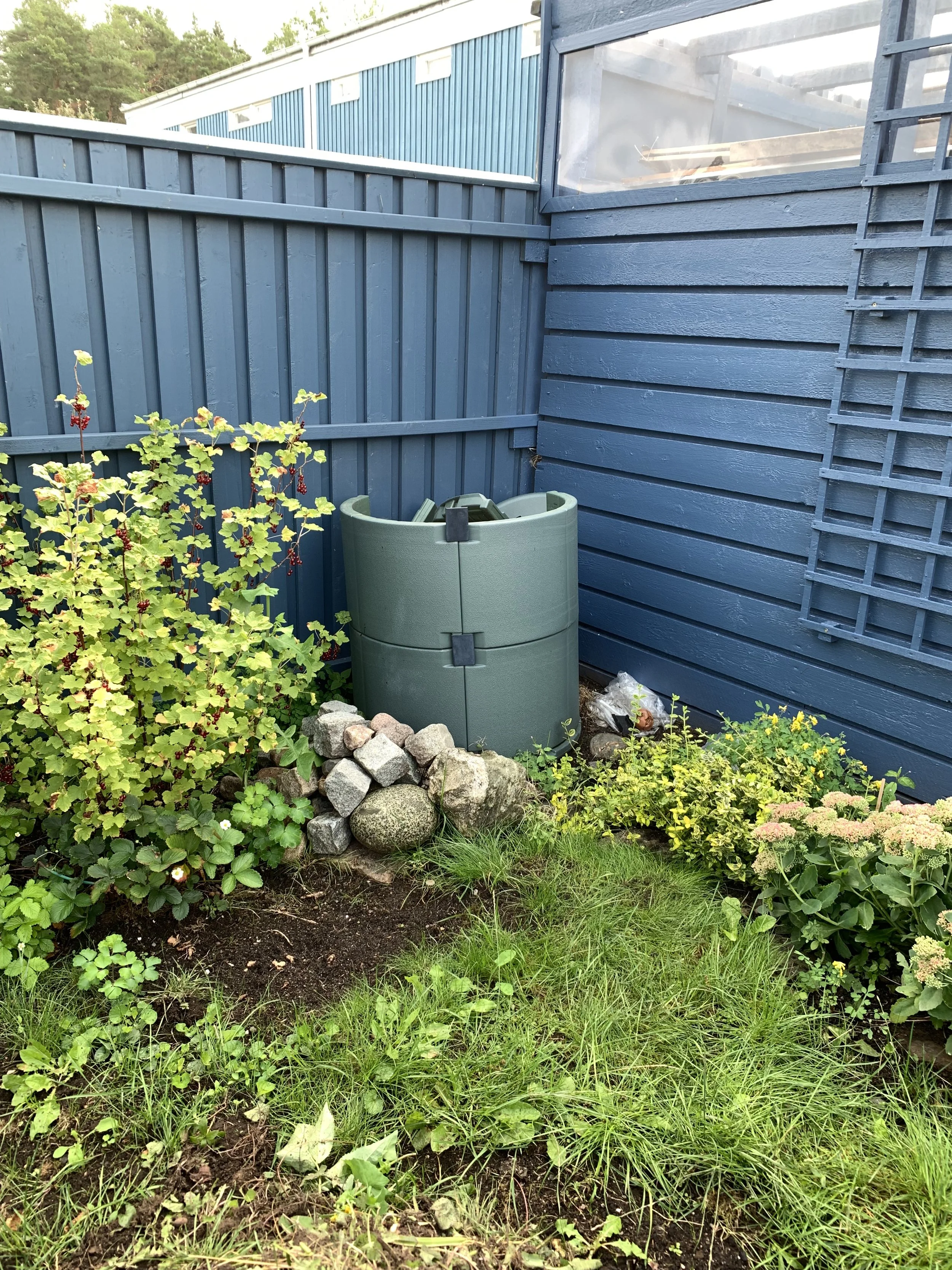 Radhusträdgård Täby GureGarden Trädgårdshjälp markjobb.jpeg