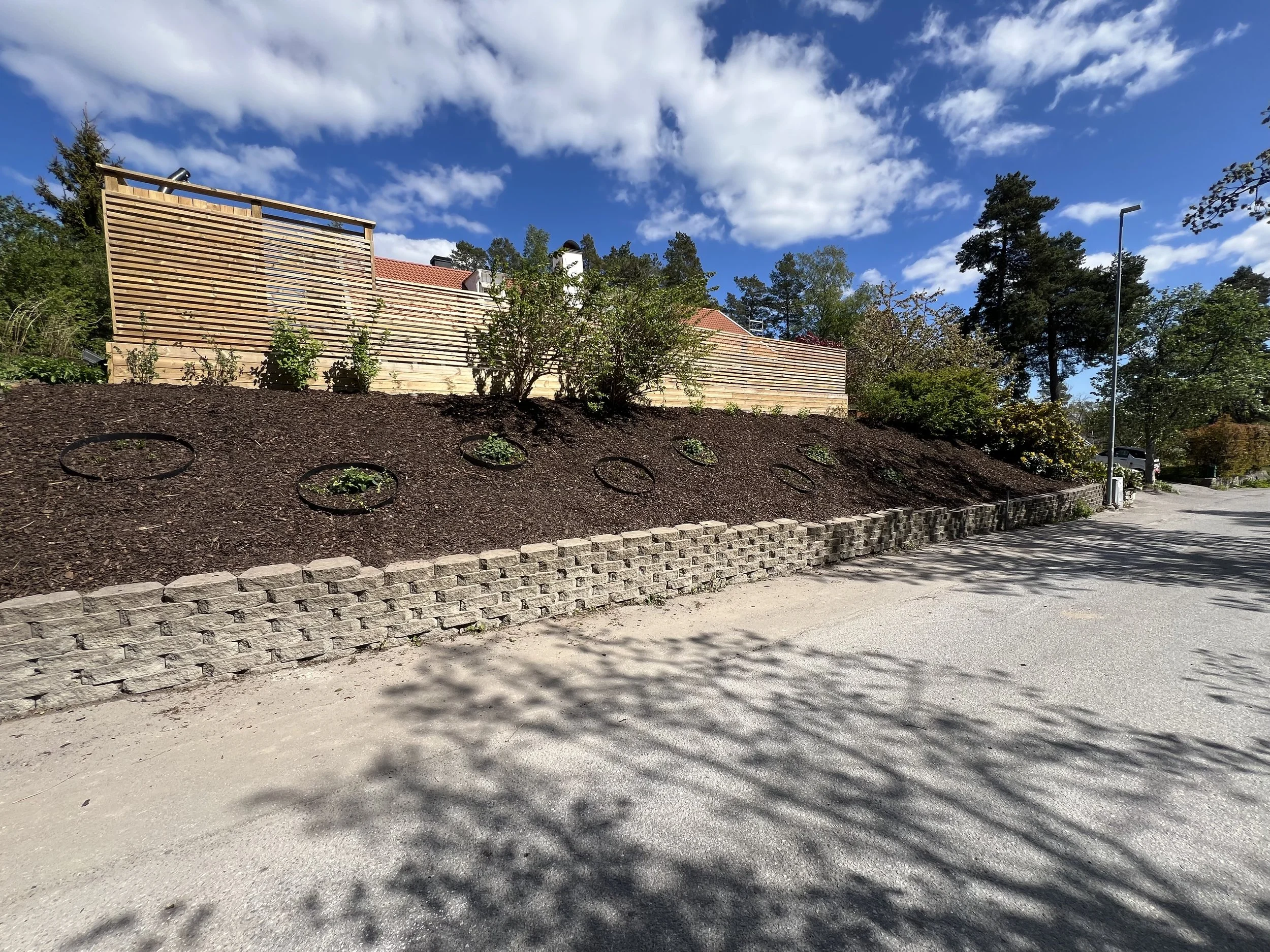 Gure Garden slänt med ogräs lösning Täby Trädgårdshjälp.jpeg