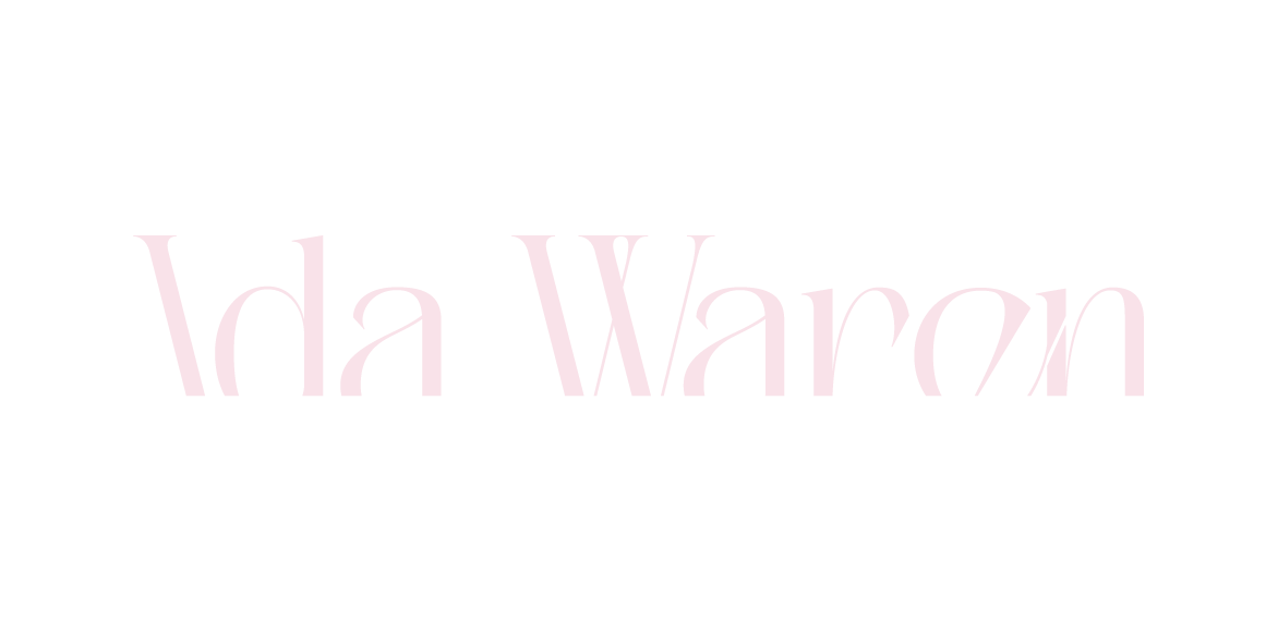 Teksten 'Ida Warren' i rosa på en hvit bakgrunn.