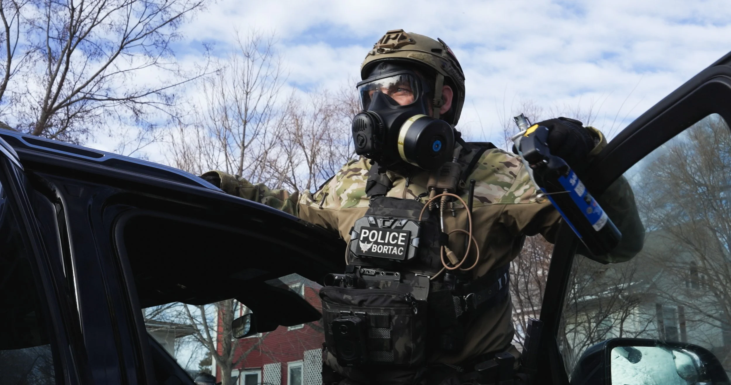 Fed Hangs Out SUV Holding Pepper Spray_1.38.2.jpg